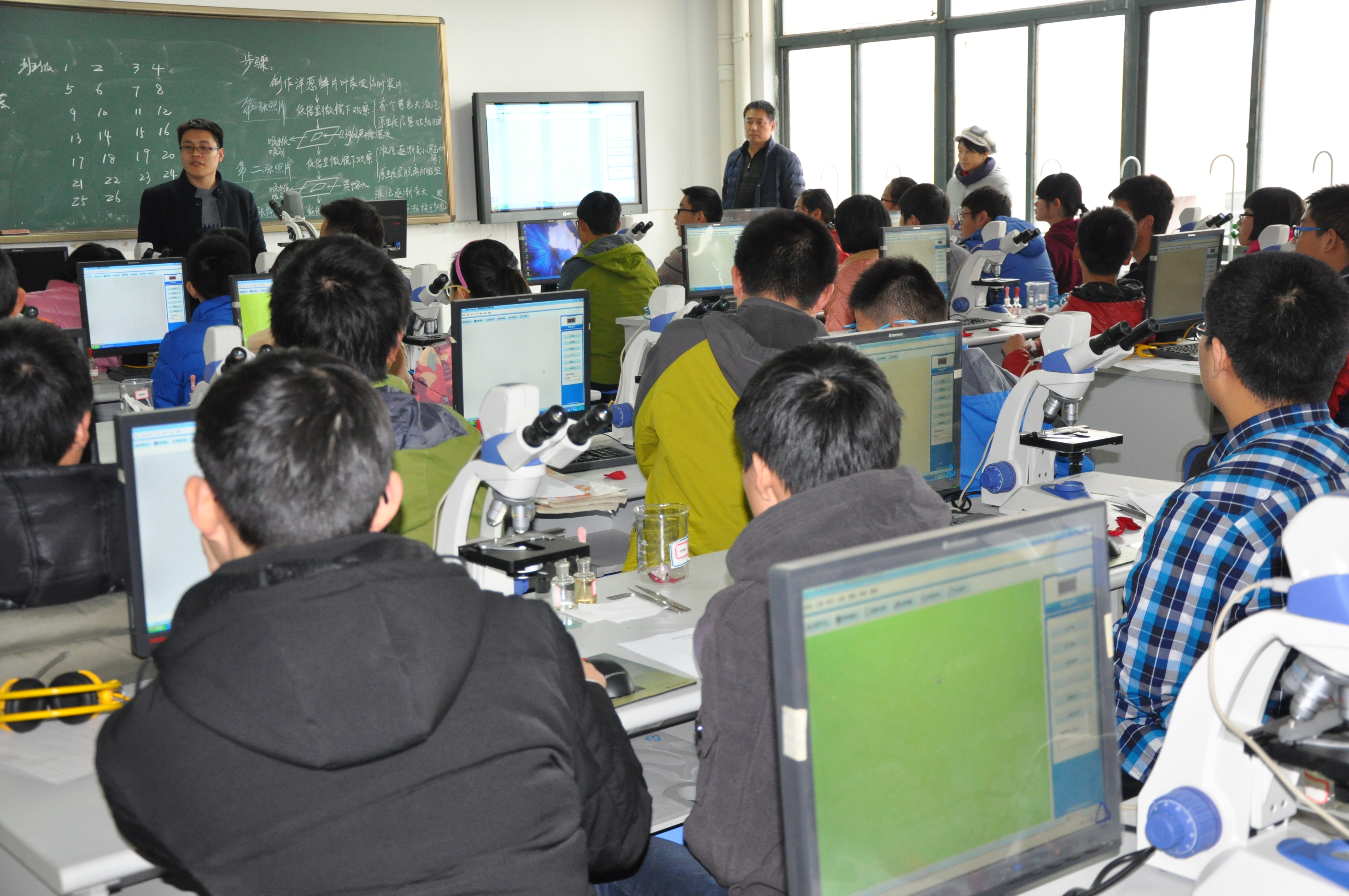 校园科技节学生进行生物数码显微实验操作比赛.jpg 校园科技节学生进行生物数码显微实验操作比赛.jpg