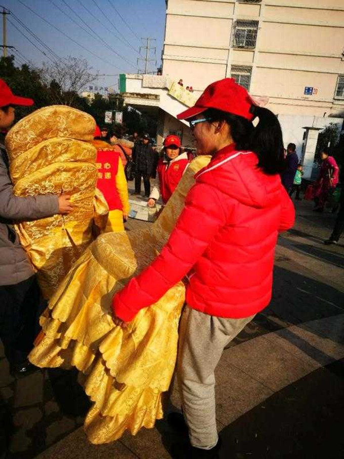 搬椅子._副本.jpg 搬椅子._副本.jpg