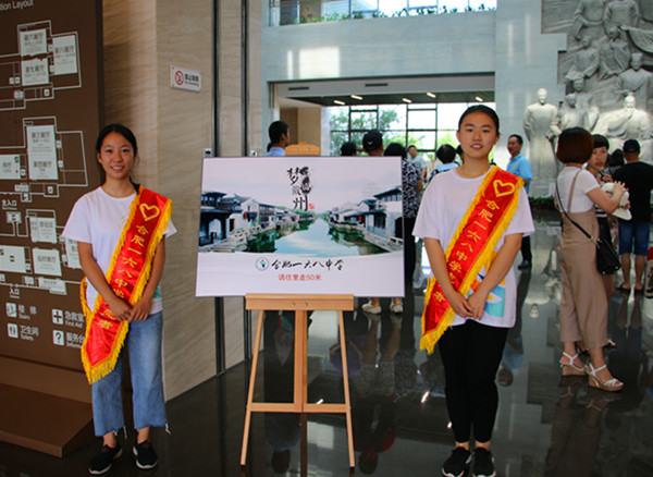 1两位志愿者同学在展馆内引导.jpg