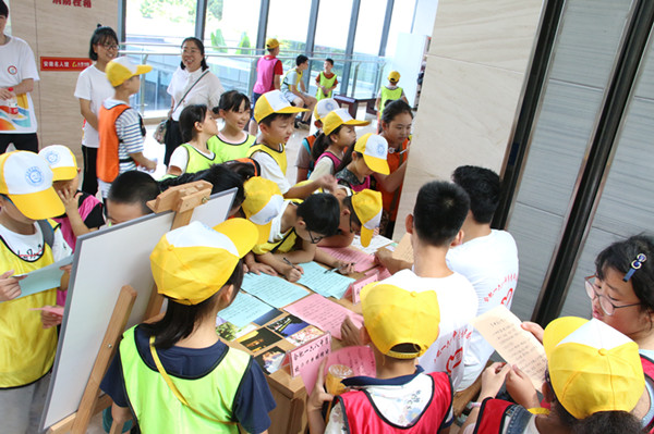 2一群小学生门在进行一轮答题.jpg