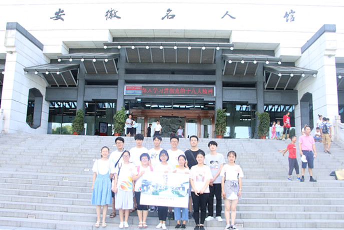 12同学们在名人馆门口合影.jpg
