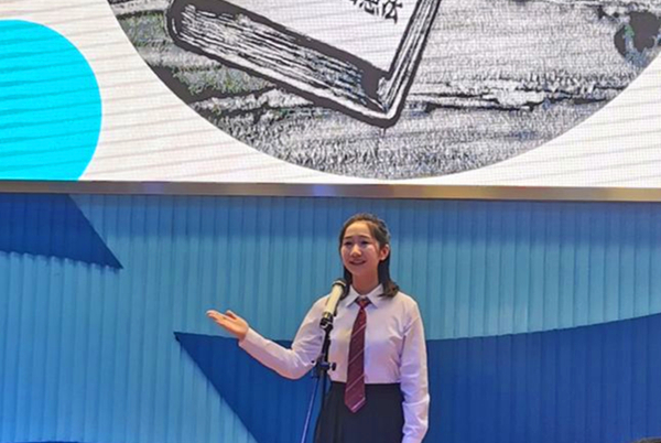 演讲中_副本.jpg 演讲中_副本.jpg