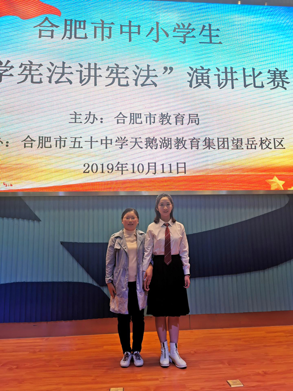 与指导教师 姚金玲_副本.jpg 与指导教师 姚金玲_副本.jpg