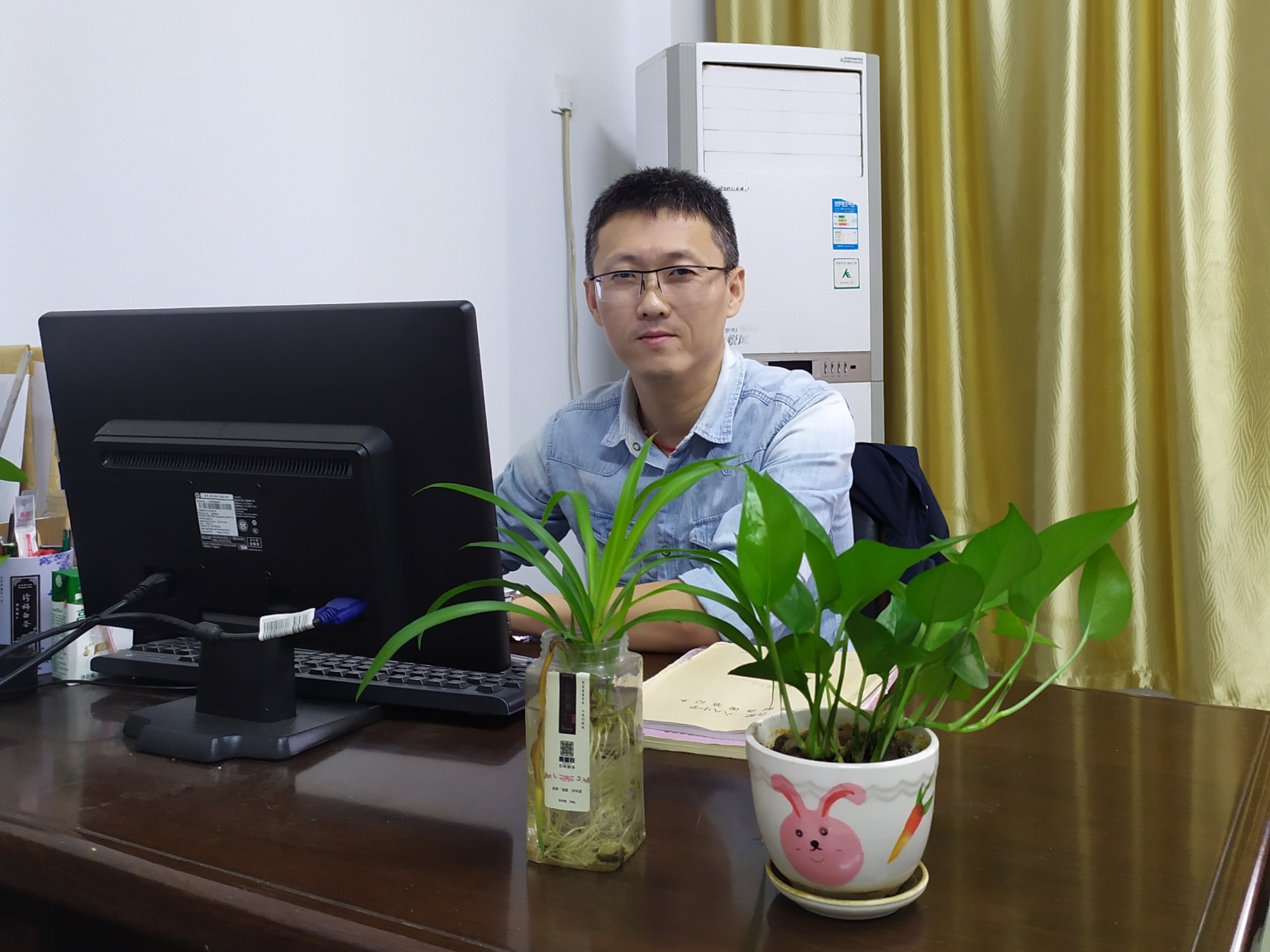 工作照_看图王.jpg