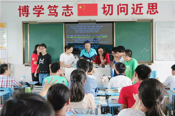 课间交流.jpg