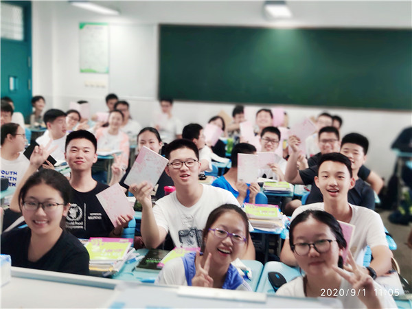 开学仪式赠本子.jpg