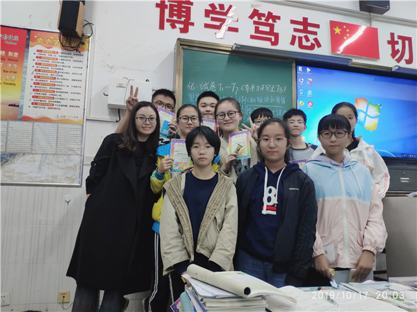 跟学生合影颁奖合影.jpg