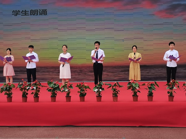 学生朗诵.jpg 学生朗诵.jpg