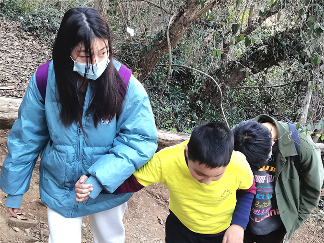 携手爬山.jpg