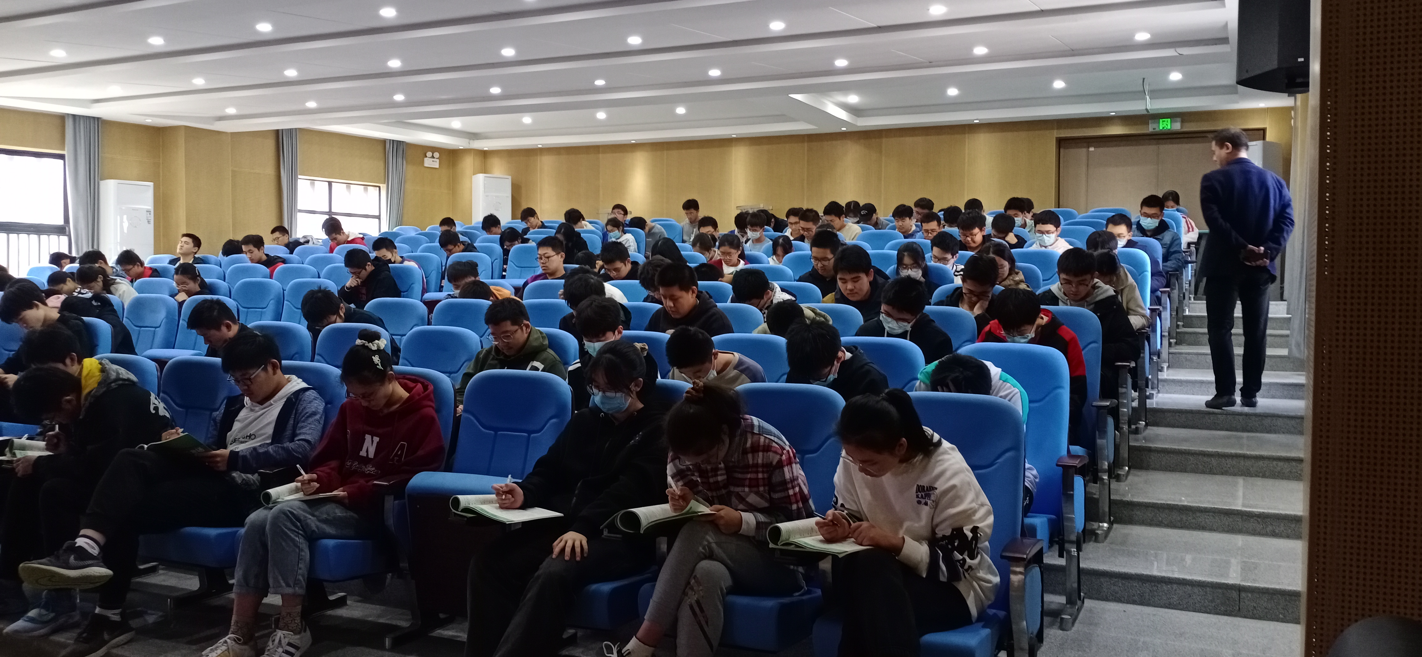 留校学生集中收听英语听力.jpg