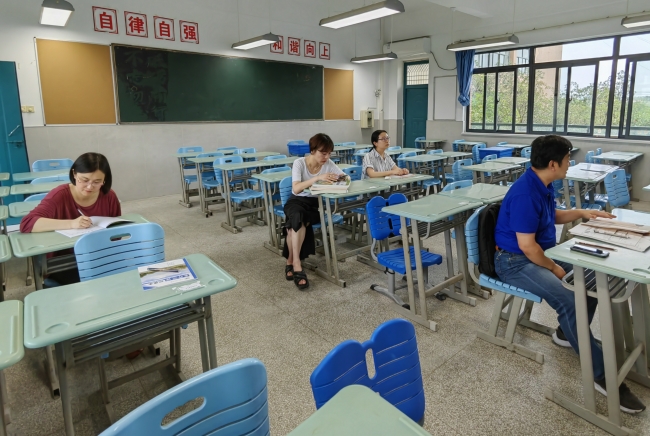 教研组名师聚集出良策_副本.jpg 教研组名师聚集出良策_副本.jpg