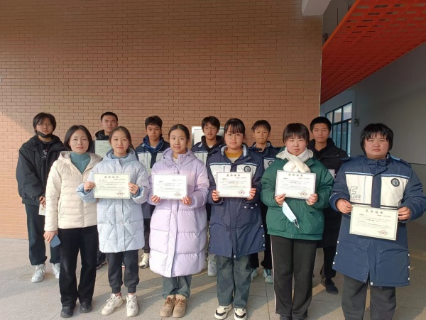 辅导教师与获奖学生合影.jpg