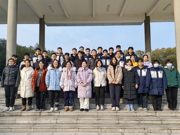 部分获奖学生合影1.jpg