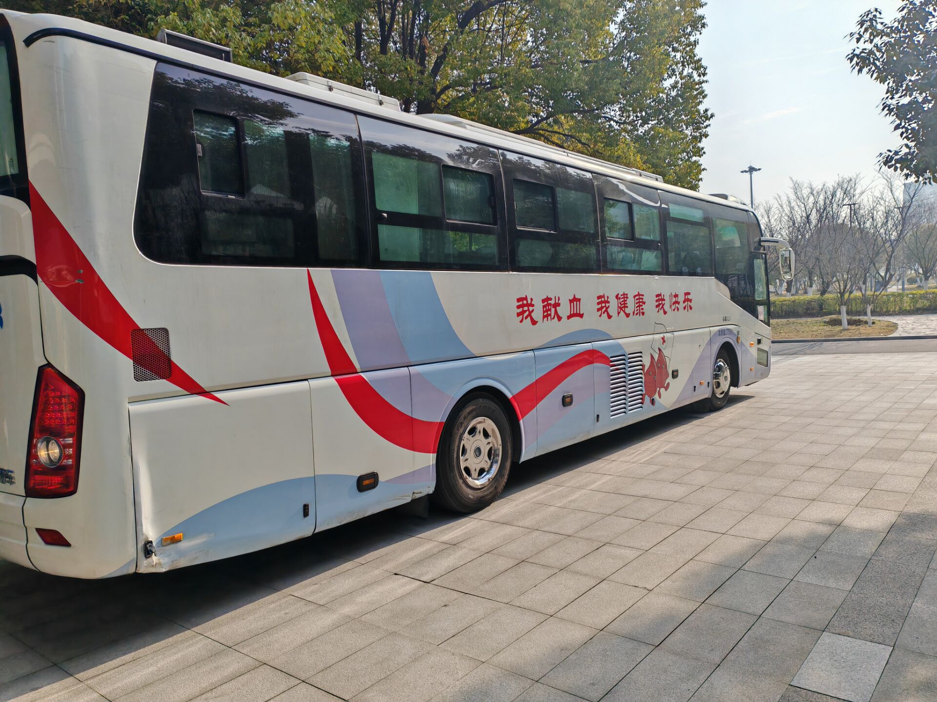 静静等待的献血车.jpg