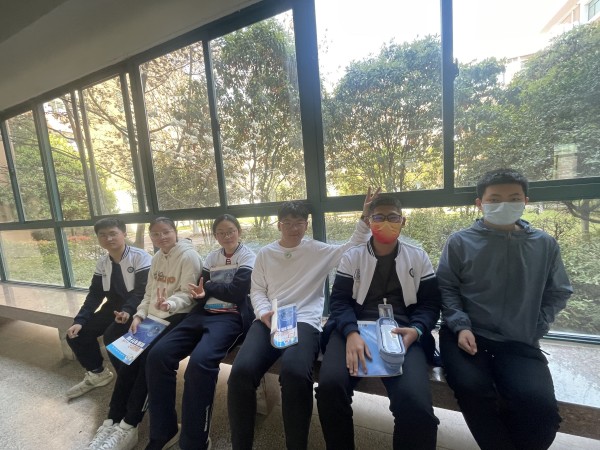 高一同学看玉兰花_副本.jpg