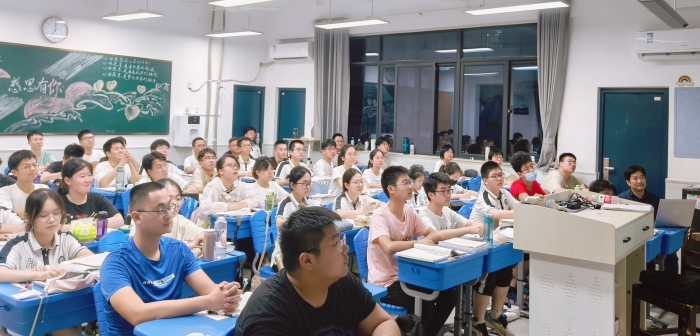3学生认真听讲_副本.jpg