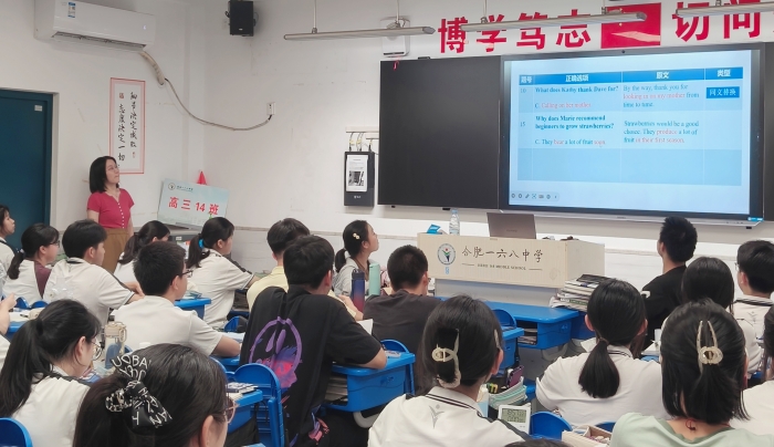 4师生共同听讲_副本.jpg