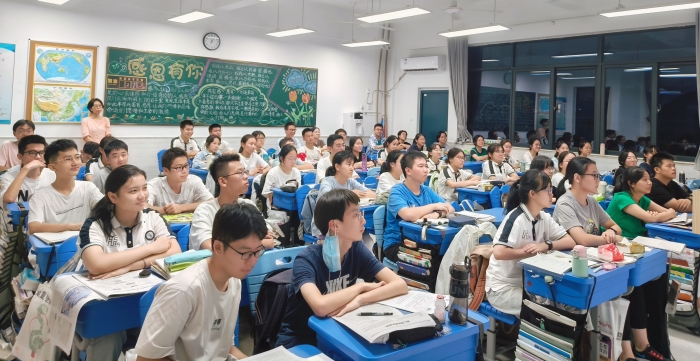 5师生一起听讲_副本.jpg