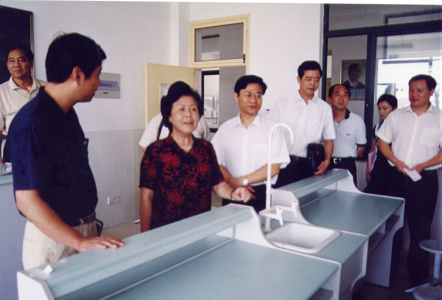 2004.9.7 A原省政协副主席战秋萍、省教育厅副厅长虞志方访问我校进行教师节慰问