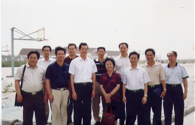 2004.9.7 B原省政协副主席战秋萍、省教育厅副厅长虞志方访问我校进行教师节慰问