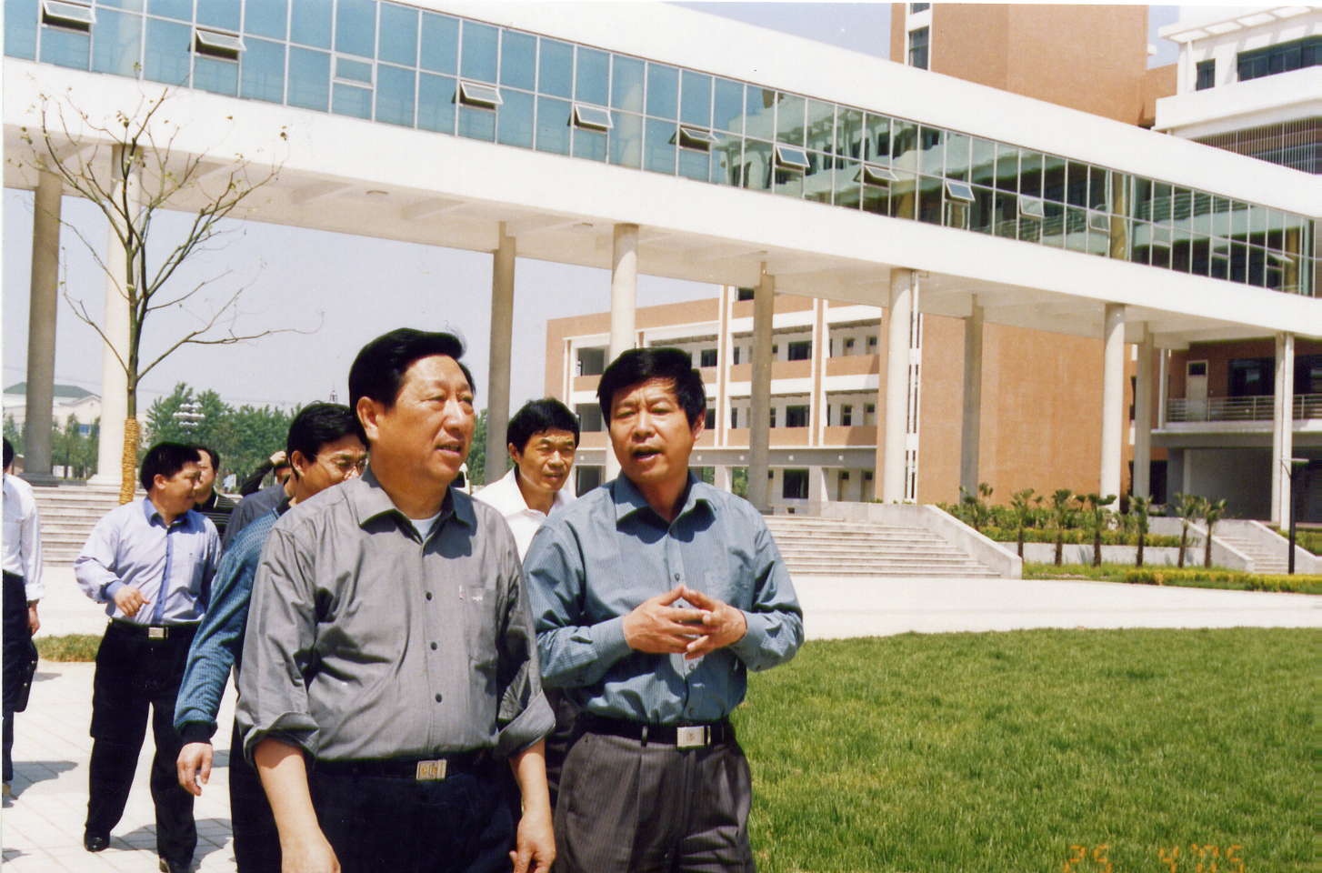 2005.4.26 原发改委主任、时任省委副书记张平视察我校