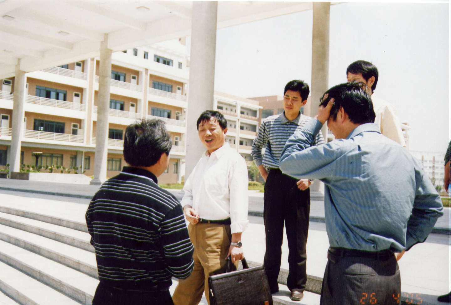 2005.04.26 B原教育局局长刘正亚视察我校