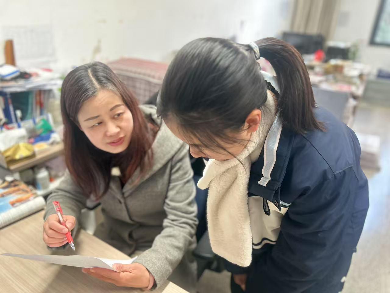 C:\Users\1\Desktop\1.15外研社杯省赛结果宣传\指导学生-张老师.jpg