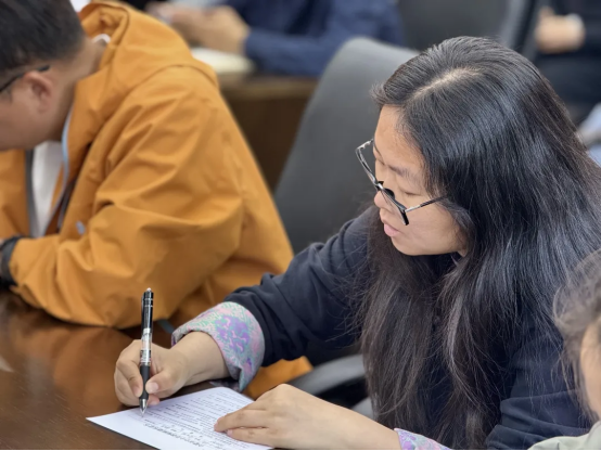 图片包含 人, 桌子, 室内, 女人

AI 生成的内容可能不正确。