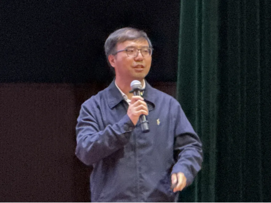 穿着西装笔挺的男子手里拿着饮料

AI 生成的内容可能不正确。