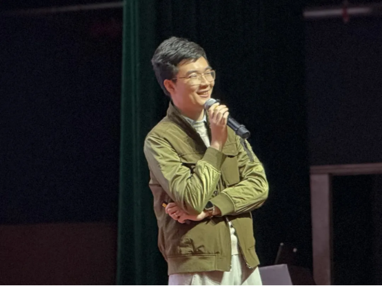 图片包含 人, 站, 女人, 男人

AI 生成的内容可能不正确。
