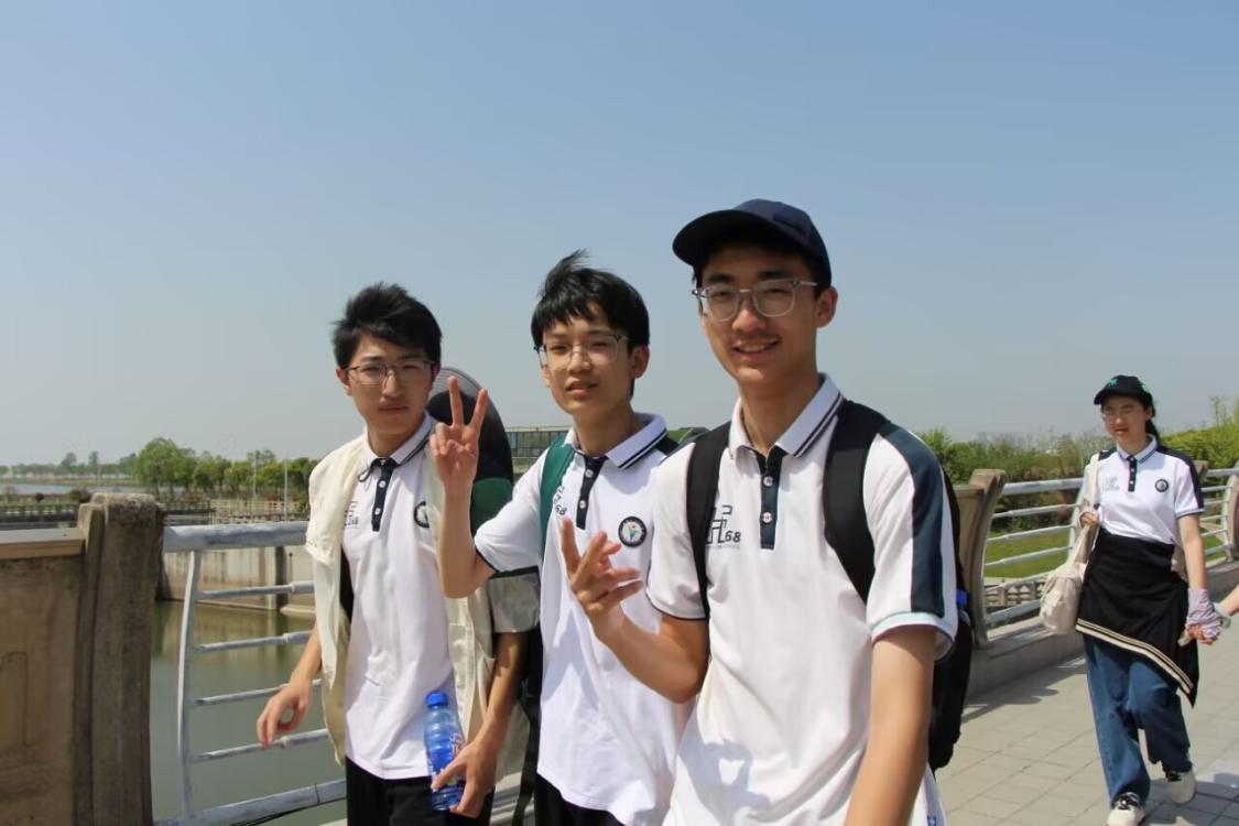 人们站在一起AI 生成的内容可能不正确。 人们站在一起AI 生成的内容可能不正确。