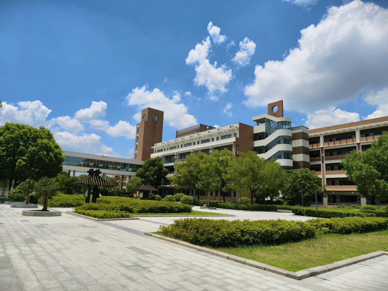 了学校