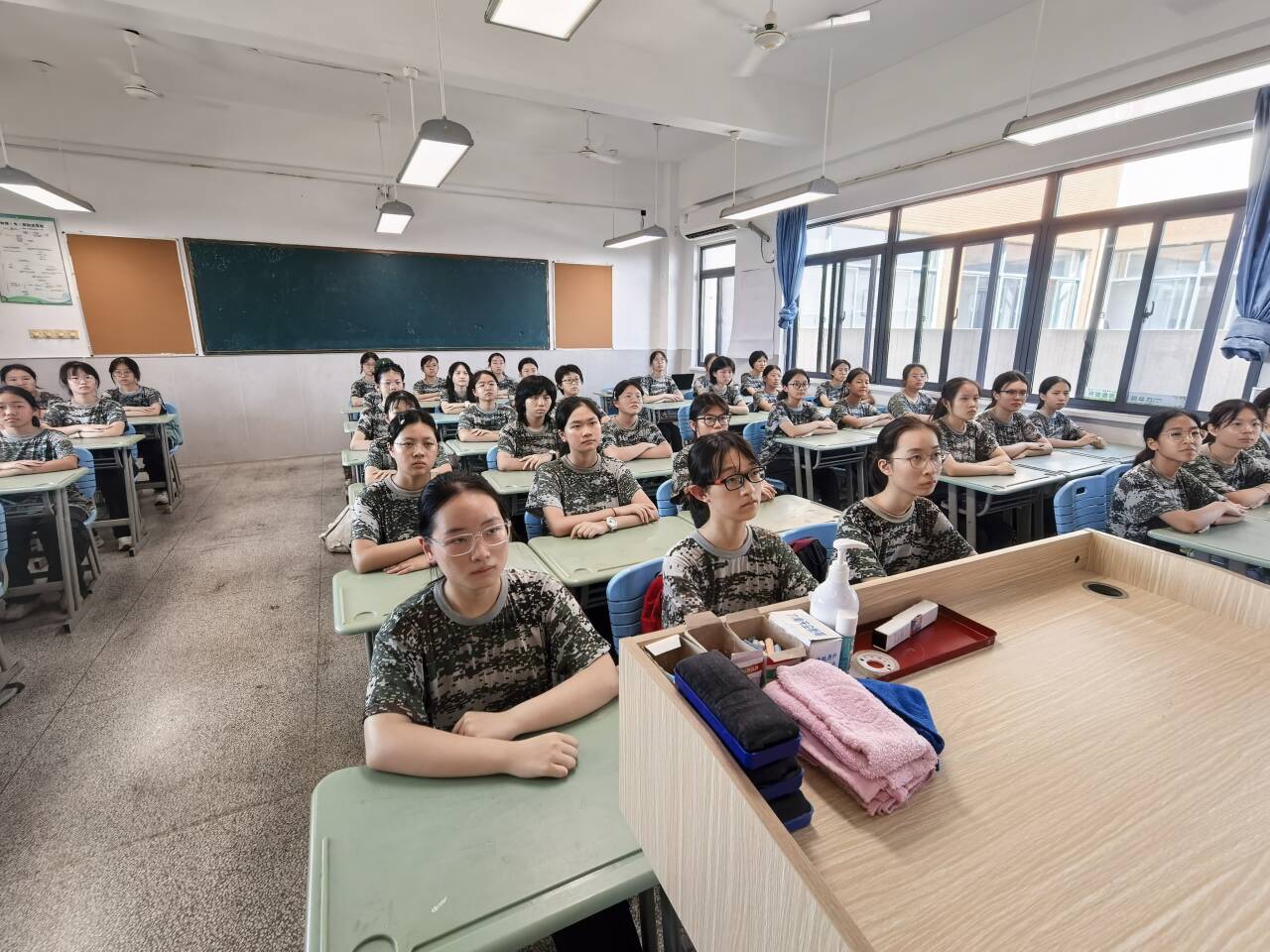 会议室里的人们

AI 生成的内容可能不正确。