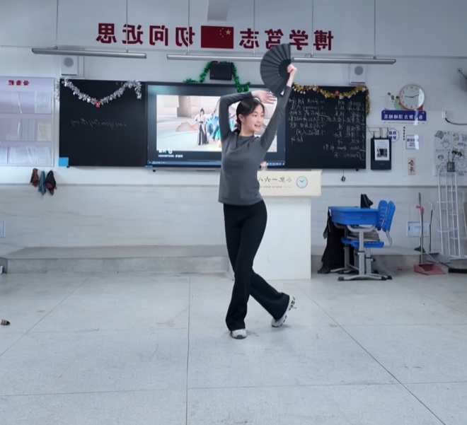 穿黑色衣服的男人在街道边走

AI 生成的内容可能不正确。