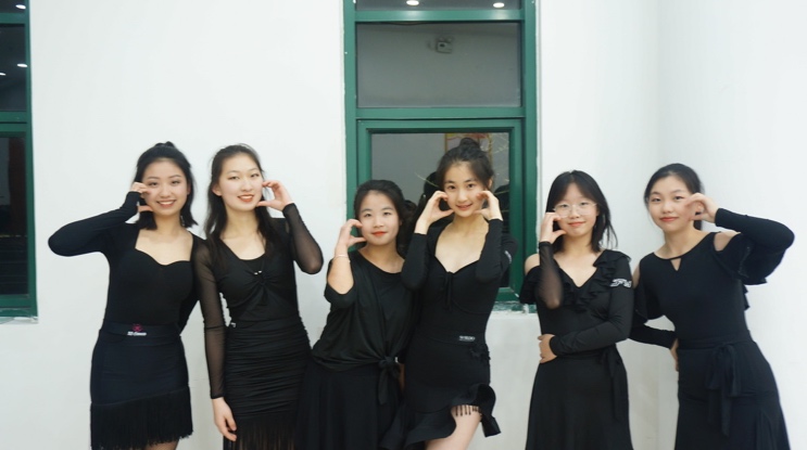 一群穿着黑色衣服的人

AI 生成的内容可能不正确。