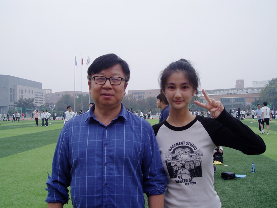 男人和女人站在草地上

AI 生成的内容可能不正确。