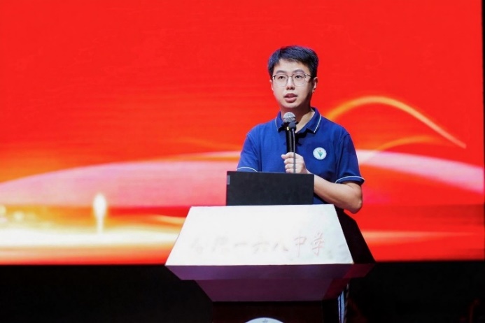 男人的照片上写着字
AI 生成的内容可能不正确。