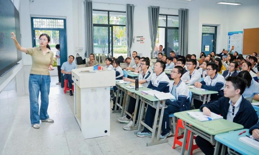 会议室里的人们
AI 生成的内容可能不正确。