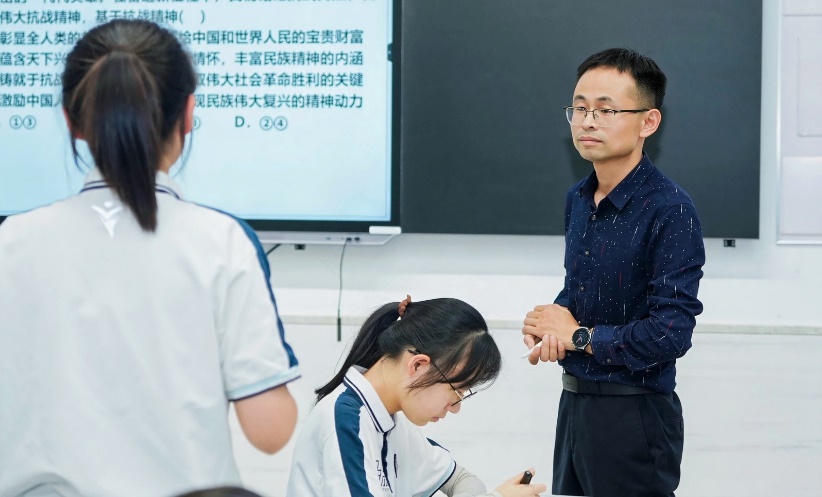 男人和女人站在电脑旁
AI 生成的内容可能不正确。