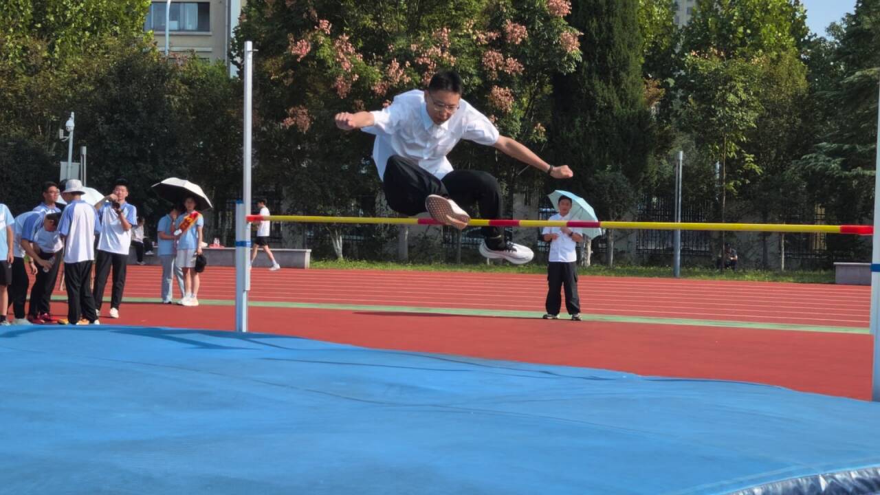 图片包含 户外, 运动, 体育, 男人

AI 生成的内容可能不正确。