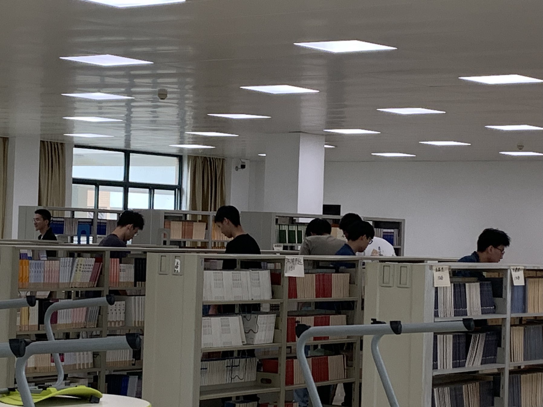 图书馆里的人们AI 生成的内容可能不正确。