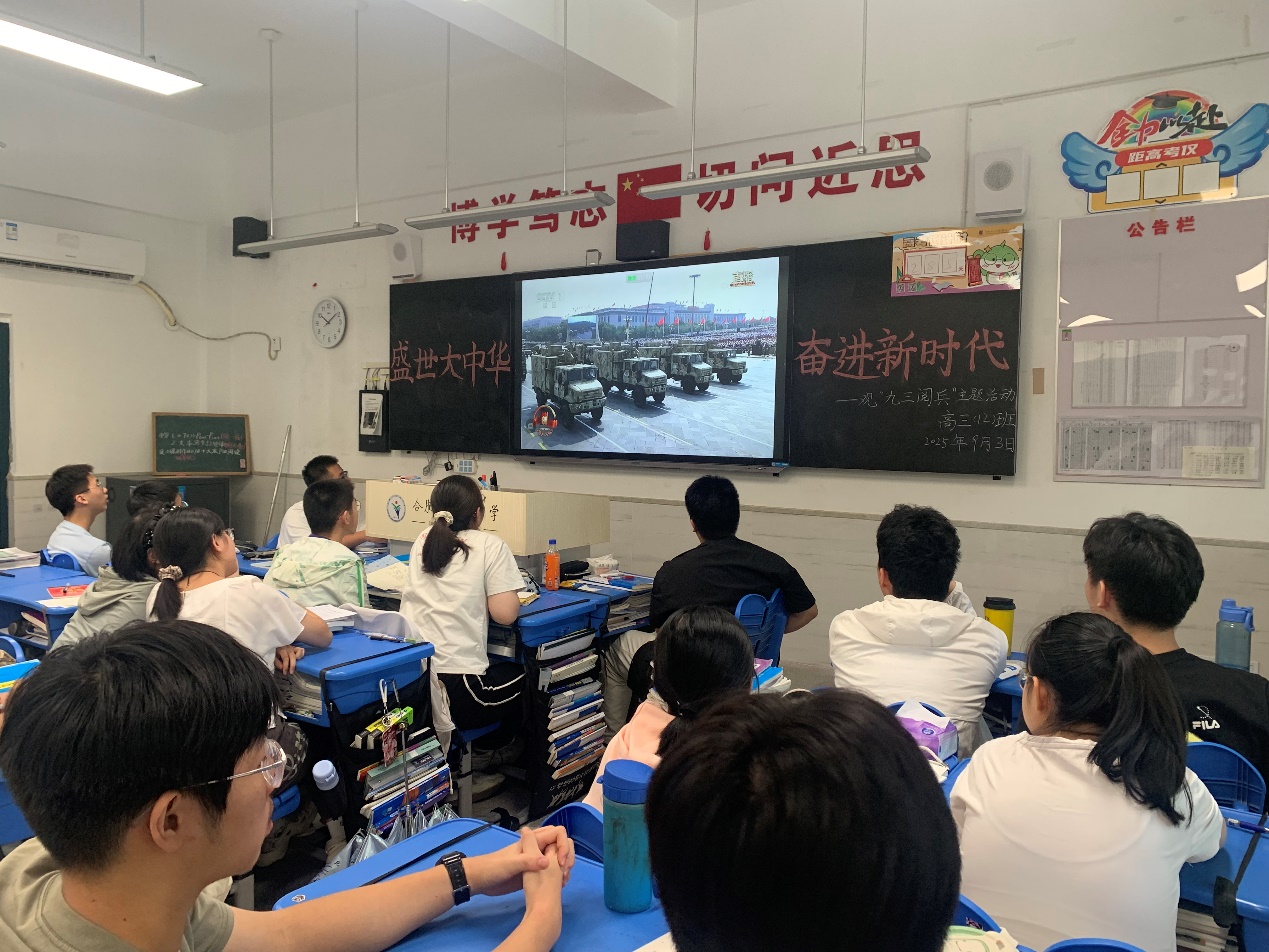 图片包含 人, 室内, 人们, 一群AI 生成的内容可能不正确。