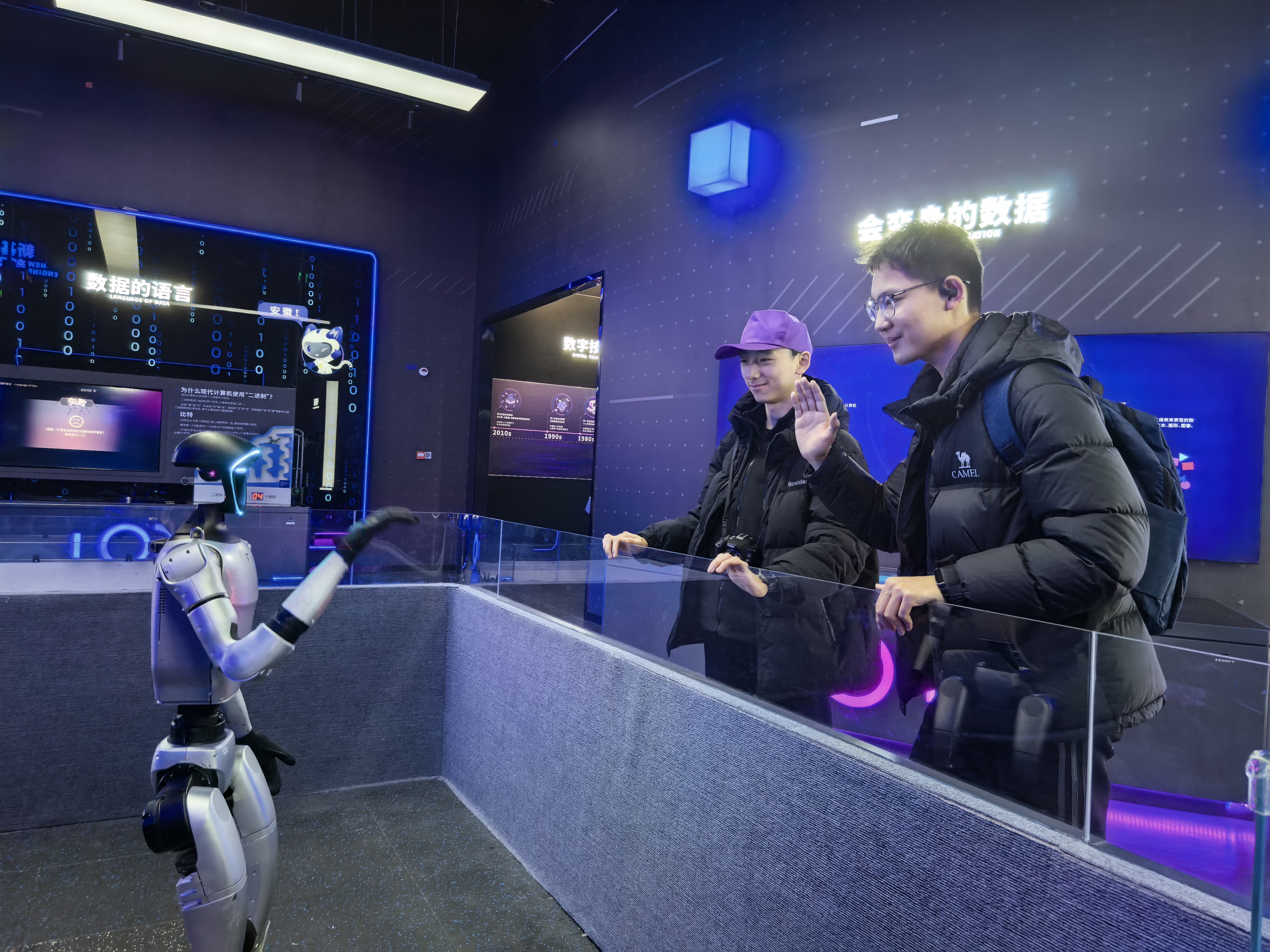 图片包含 室内, 人, 天花板, 飞机场
AI 生成的内容可能不正确。