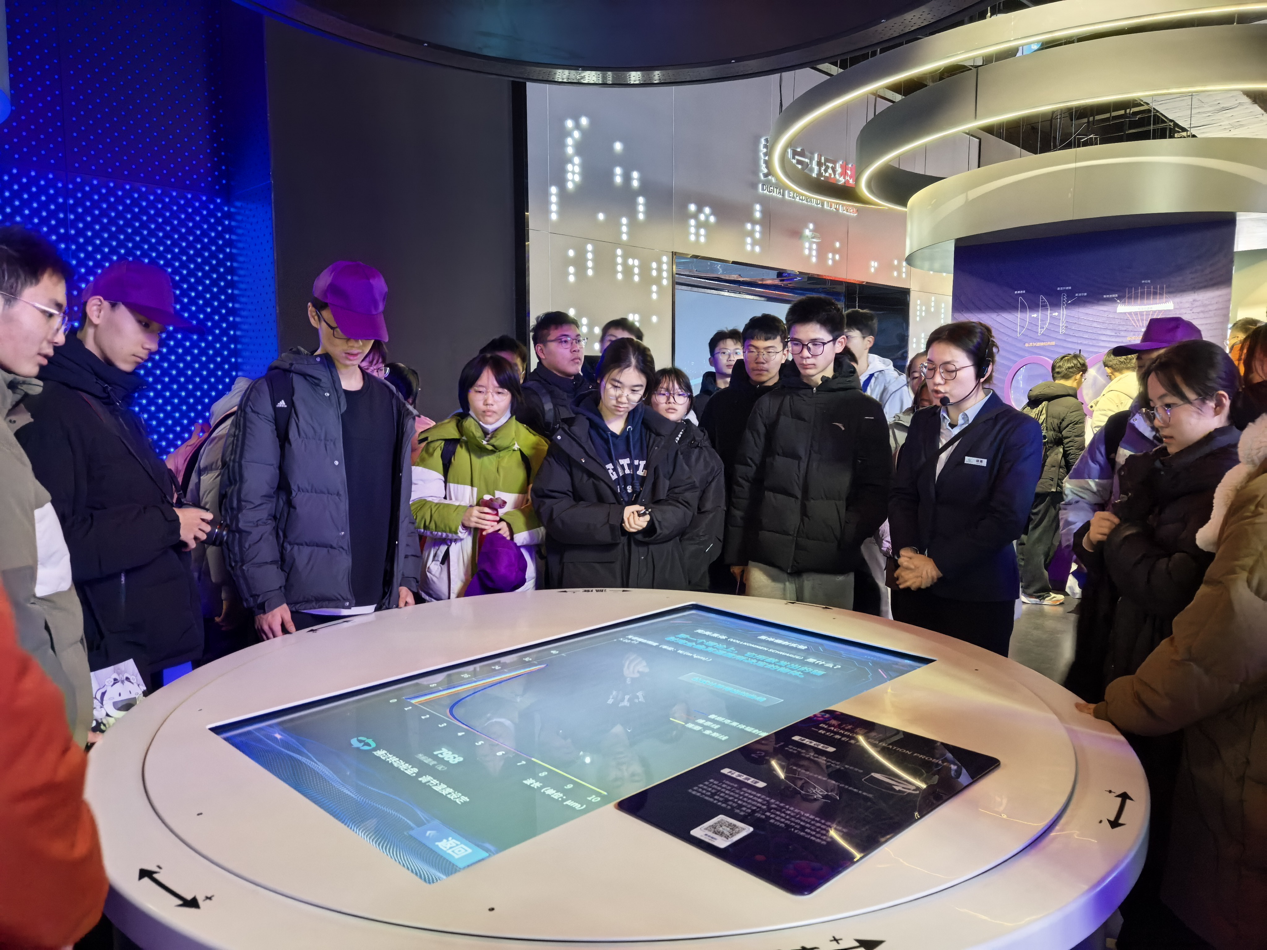 一群人在房间里切蛋糕
AI 生成的内容可能不正确。