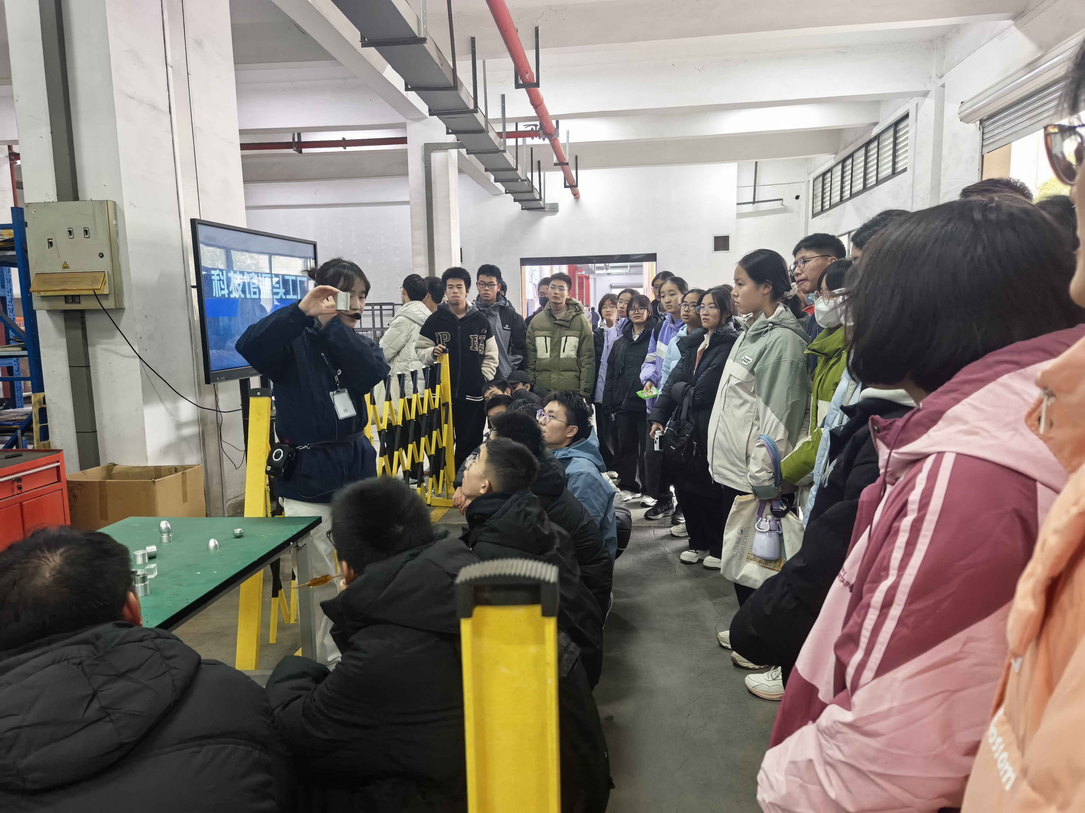 人们在看台上的人在人群里
AI 生成的内容可能不正确。