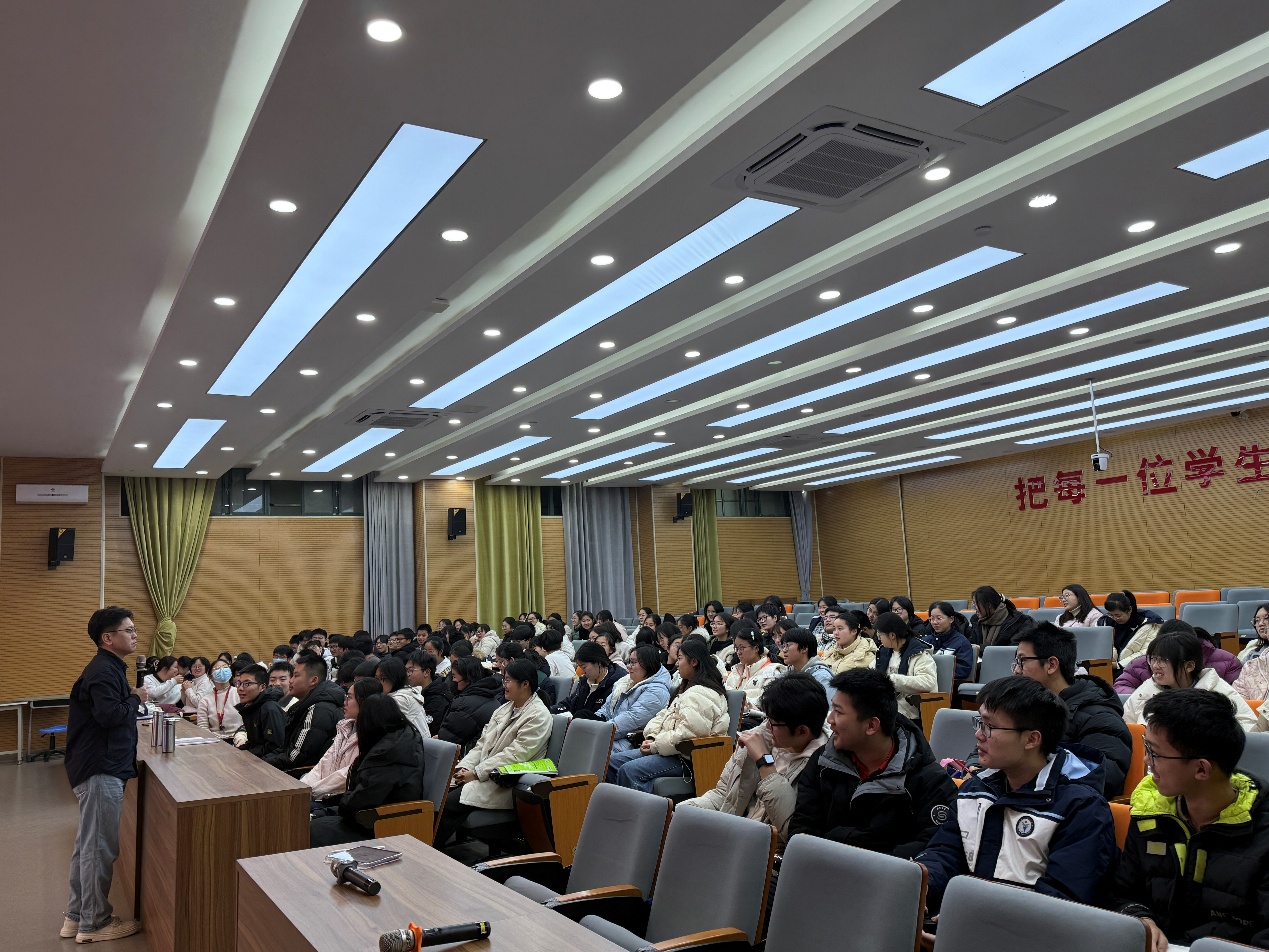 会议室里的人们AI 生成的内容可能不正确。